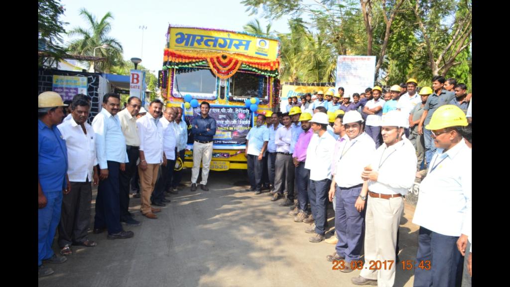 BPCLSolapur's tweet photo. @bpclpg @singharunbpcl @Sureshnair_BPCL  We achieved 100 TMT sales during this FY.  The Truck was flagged off from plant with festivities https://t.co/6Ef4VVXqfz