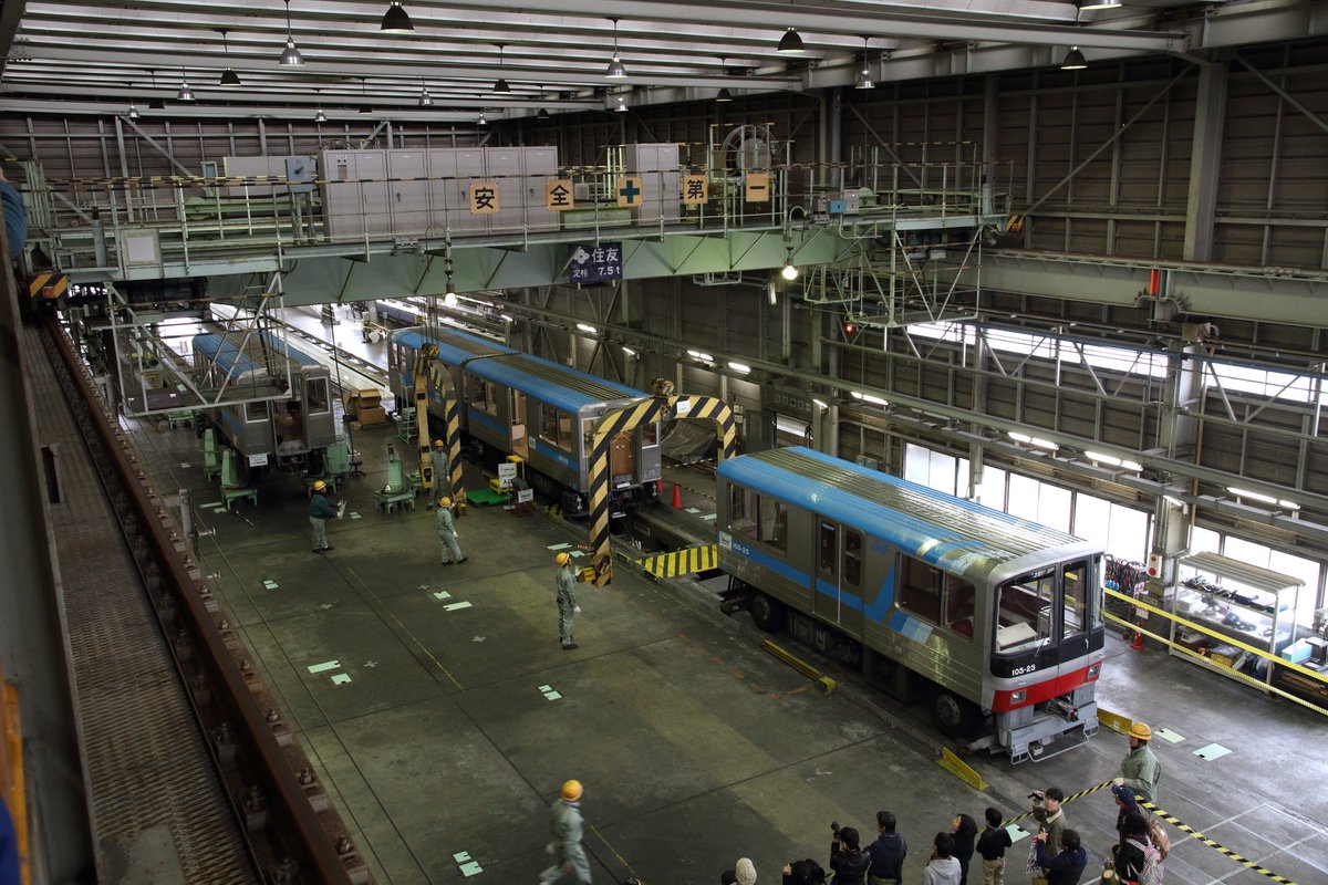 Fe_Tawashi's tweet photo. ニュートラム7色レインボー撮影会＋南港検車場見学ツアー

7色全ての200系が揃う姿は圧巻
送電し、前照灯を点灯させてかっちり並べた状態と、記念撮影用に送電を止めて近くへ行ける時間が用意された撮影会、さらに検車場の見学や構内体験乗車もあり、家族連れも趣味者も満足に楽しめた内容かと https://t.co/DikEOBcDXa