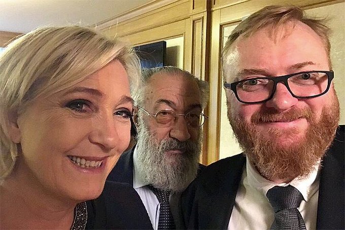 danysmith85's tweet photo. @davidperrotin @Vilain_Pabo 
En Russie, un député prend la pose avec une candidate homophobe et antisémite! https://t.co/9IAoSy6Pko