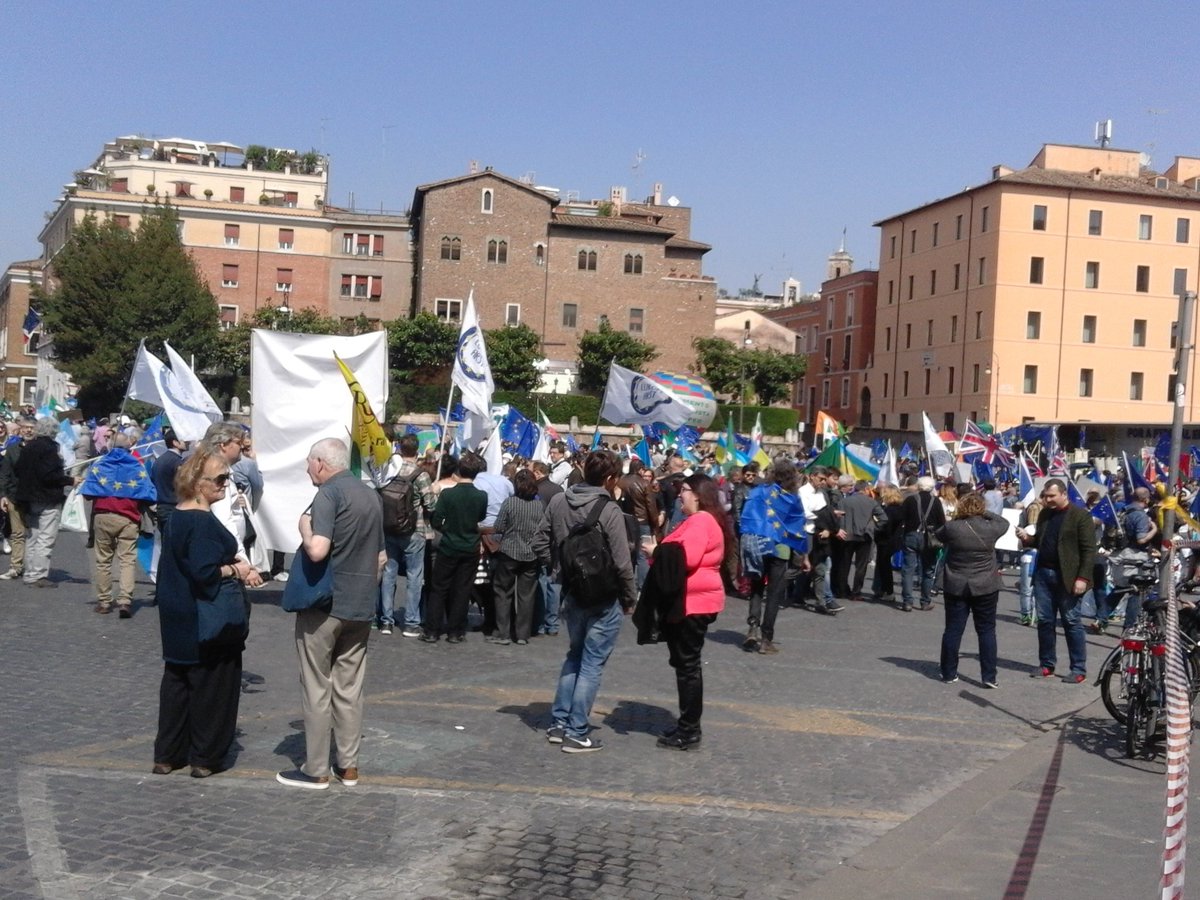 JEF_de's tweet photo. Die Piazza d. Boca della Verita füllt sich langsam mit #EU Flaggen. #MarchForEurope #VersoRoma #EU60 https://t.co/C8q6D5lNXz