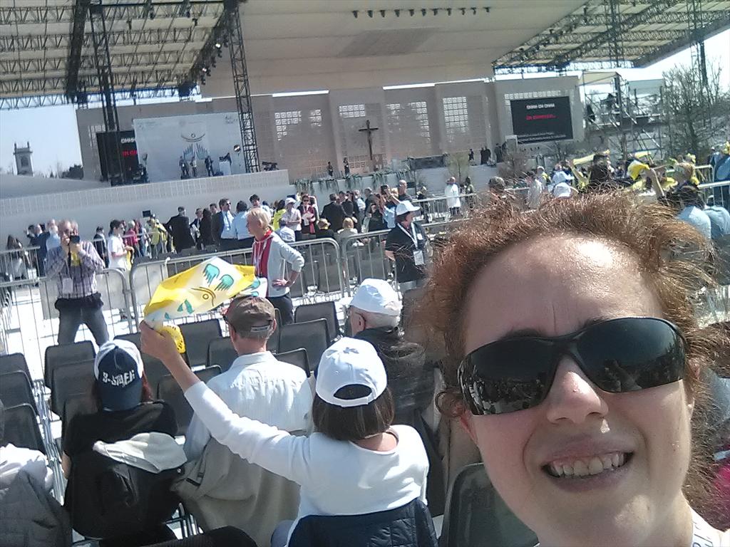 peperinale's tweet photo. #papamilano2017 #tiportoviaconme @RadioItalia @paolettablog sventoliamo e cantiamo insieme https://t.co/zQa8E73O49