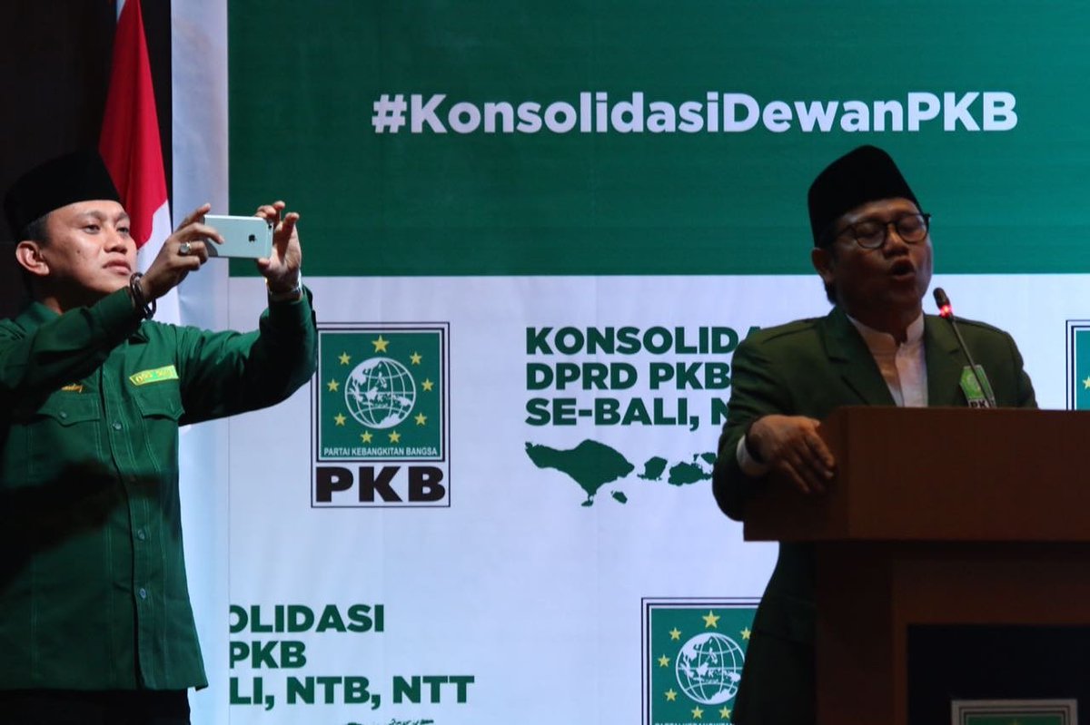 Mengabadikan moment saat Sang pemimpin <a href="/cakiminpkb/">Cak Imin</a> memberikan pidato politiknya pada #KonsolidasiDewanPKB se Bali, NTB dan NTT.