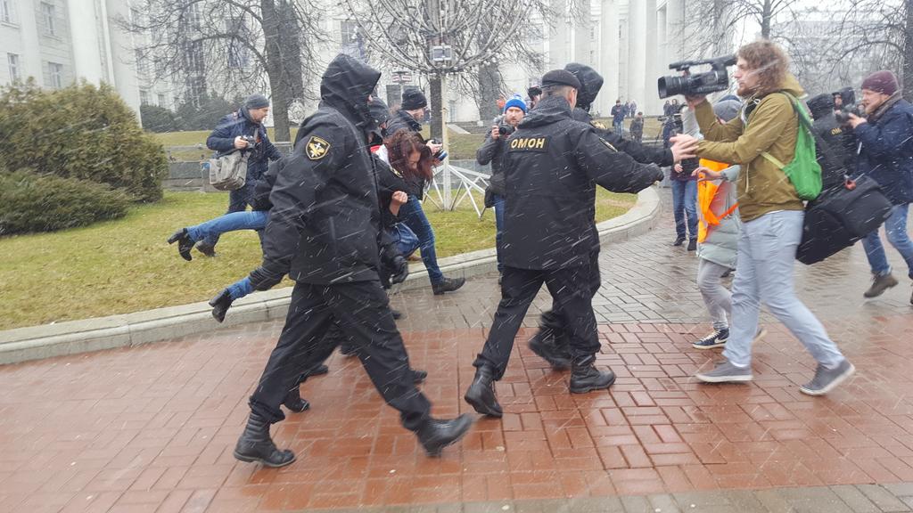 Что происходит в Минске? Люди выходят на улицу, но к акции их не допускают