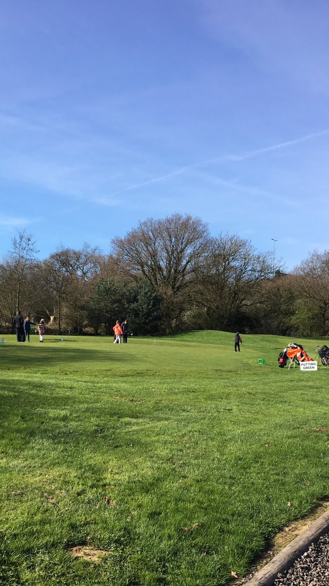 Gary out with his juniors, what a beautiful day @EngGolfHants @GolfRootsHQ @SouthamptonNet @ActiveSoton #juniorlessons #golflessons ⛳️🏌🏻