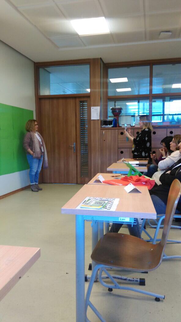 upsdemirci's tweet photo. 6.Deutschlehrertag der İELEV Schulen und des Goethe-Instituts Istanbul 🤗🌸 "Entdecken, spielen und lernen mit einem Finger"📲👍🏻#ielev https://t.co/WfZuy3TVbg