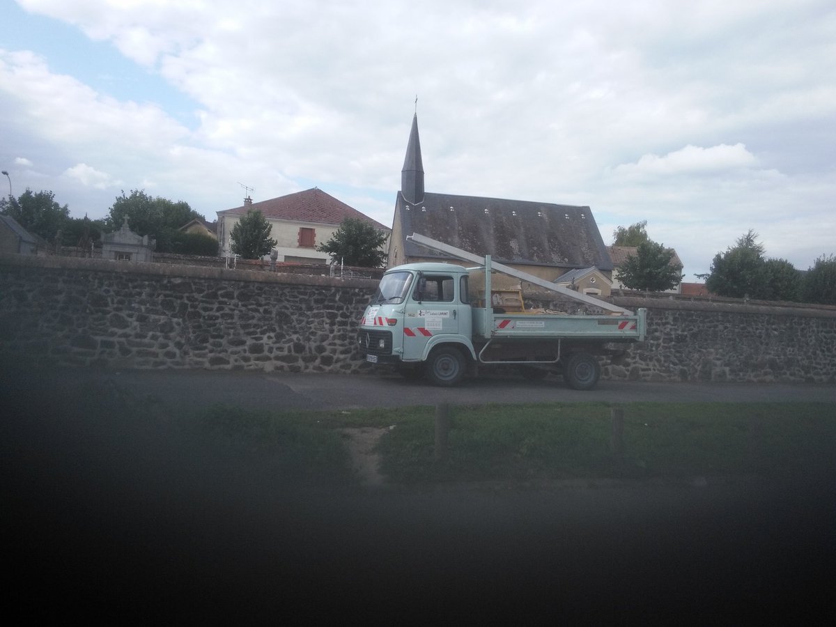 UDCVS's tweet photo. @Old_Skool_Ford @LearchC more French commercials. Renault lorry is still used as municipal vehicle in #Magnac-Laval https://t.co/2GFRg7F8mP