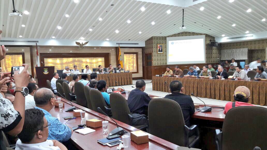 kemenhub151's tweet photo. 7. Dengan diberlakukannya peraturan ini, maka keberadaan angkutan sewa online dilindungi keberadaannya secara hukum #PahamiRevisiPM32 https://t.co/NTZRFUL4di
