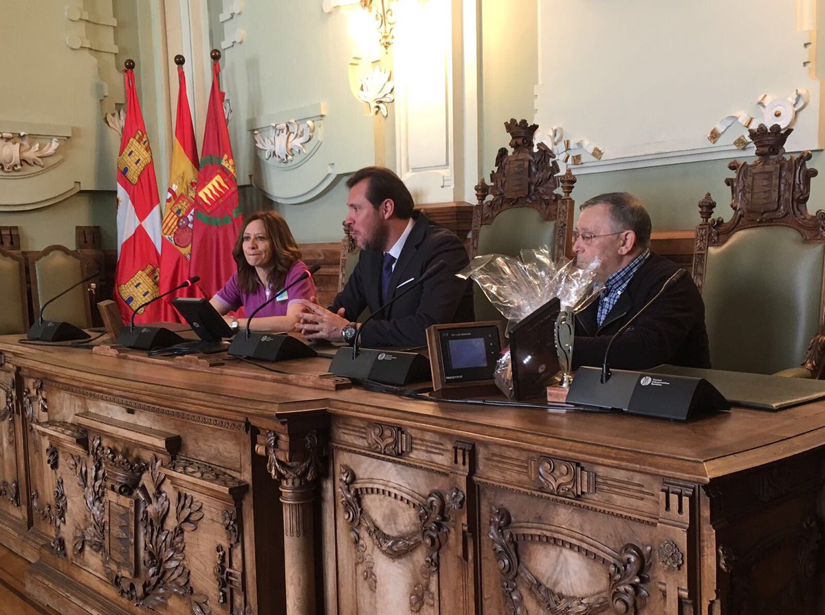 AyuntamientoVLL's tweet image. .@oscar_puente_ ha recibido al Grupo de Danzas @CYD_BESANA y al #GrupoMagisterio de #Albacete, que actúan está tarde (19h) en #CCRondilla 😉