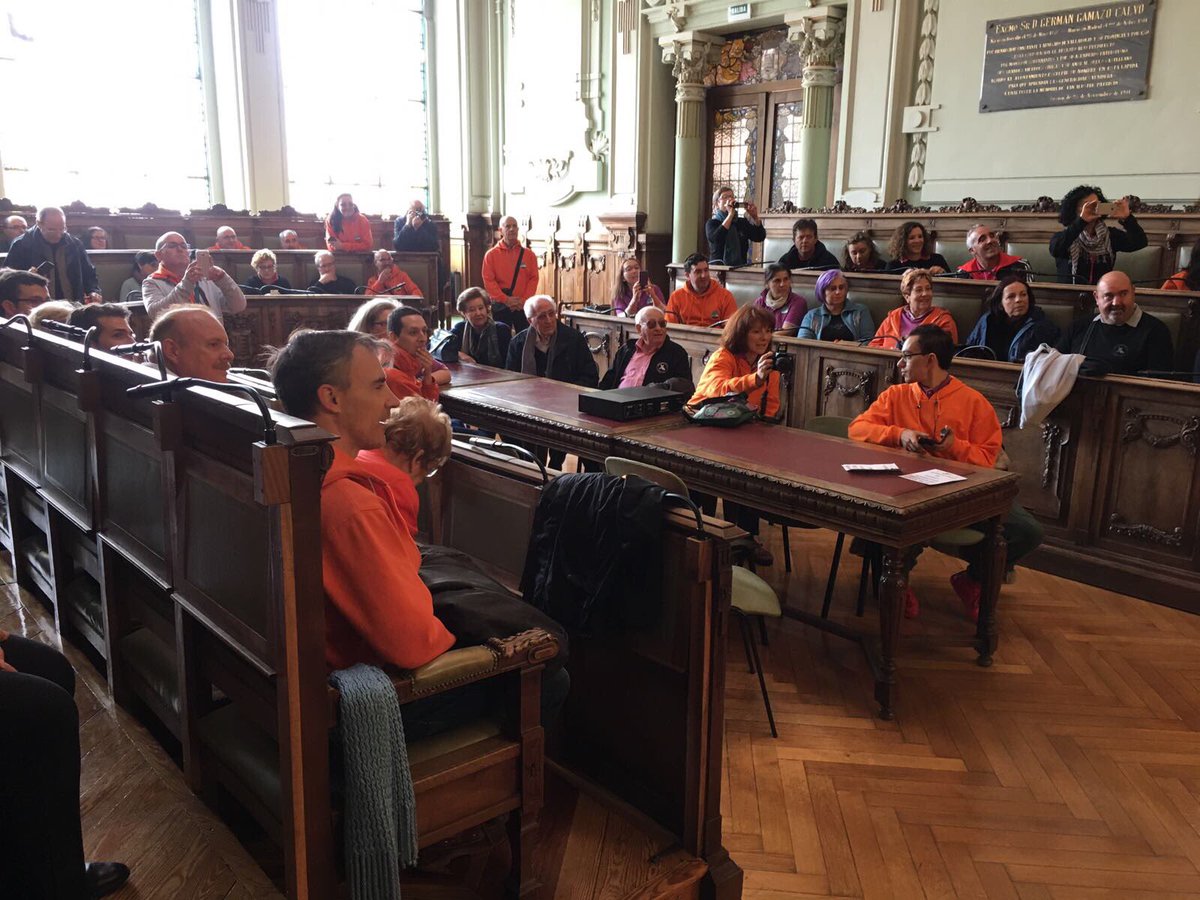 AyuntamientoVLL's tweet image. .@oscar_puente_ ha recibido al Grupo de Danzas @CYD_BESANA y al #GrupoMagisterio de #Albacete, que actúan está tarde (19h) en #CCRondilla 😉