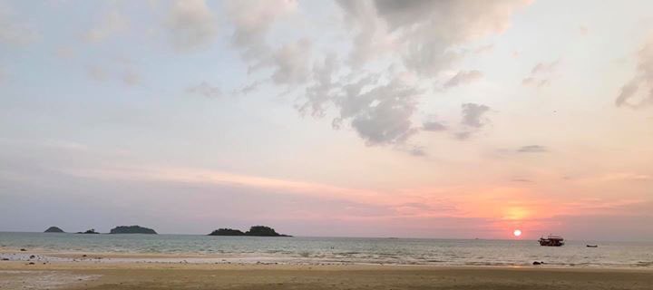 hotels_inside's tweet photo. During sunset with a wonderful drink ..... That's GREAT !!! https://t.co/YsMKBccaz1 #kohchang #beachresort #sunset #barali #seasandsun https://t.co/k4tPBjmVTE