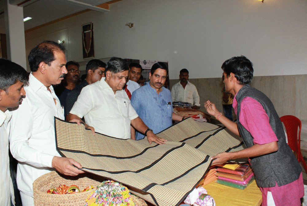 Navodyami's tweet photo. First ever navodyami santhe at Gujarat bhavan. Mr.Jagadesh Shetter &amp; Prahalad joshi sir inaugurated the exhibition. https://t.co/p99mVuVEU4