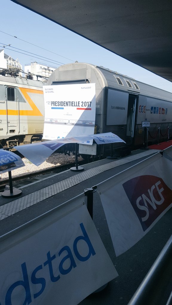 Brandon_Schw's tweet photo. Excellente exposition sur l'histoire des présidents de la Cinquième république ! En gare d'Orléans jusqu'à ce soir 19h ! #Train2017 https://t.co/F2FJSheD1H