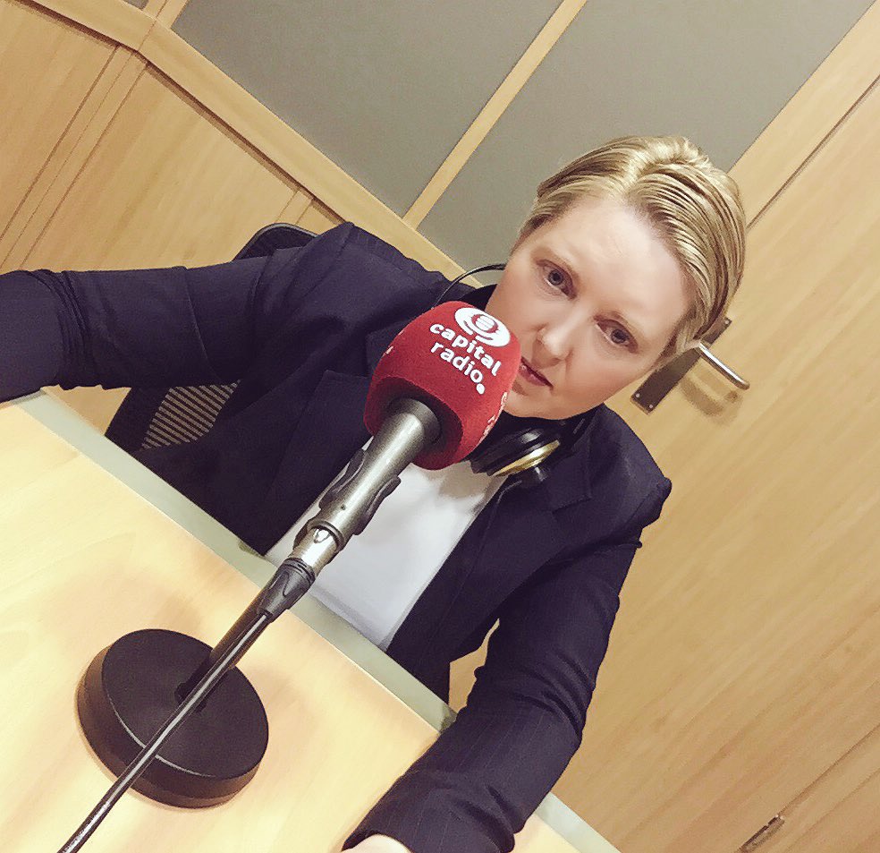 EdjPress's tweet image. Concentrada @MamenVillalba antes de comenzar el programa de hoy con @LosMorancos @ignaciopeyro ,el cómico Toni Antonio y más! A las14h!