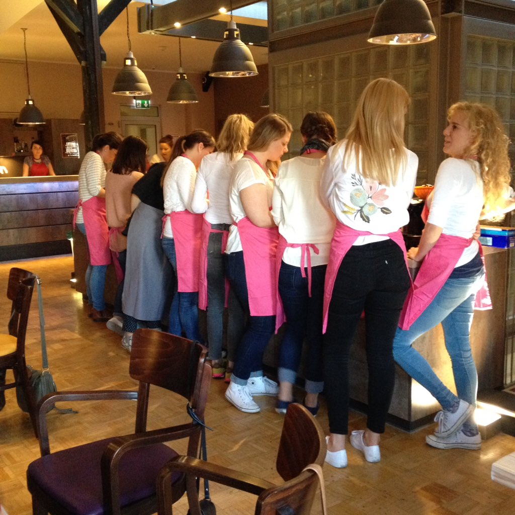 KiPabst's tweet photo. Ladies Night bei #talkingkitchen Hut ab für das Team eine Horde Mädels beim kochen einzuweisen🙆🏼😋🍷🍝 https://t.co/HIbJSqcATR