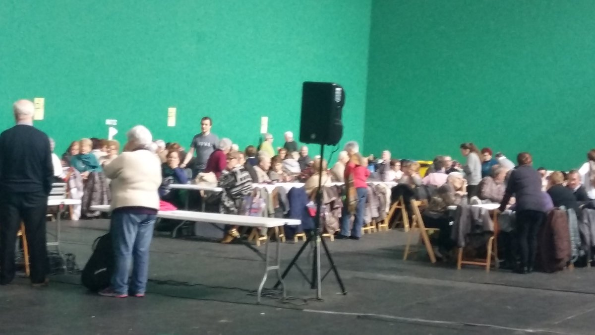 Gipuzkoako jubilatuak, toope dantzan, Izarraitz pilotalekuan. Urteek ez dute zahartzen pertsona!!! <a href="/AzpeitikoUdala/">Azpeitiko Udala</a> <a href="/azpeitituris/">Azpeitia Turismoa</a>