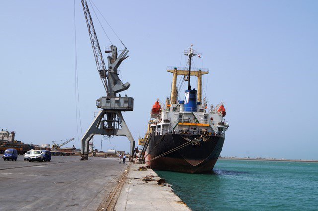 GeorgekhouryUN's tweet photo. Very few ships at berth at Hudaydah port. Extremely concerning. Food imports critical to prevent a famine in #Yemen#YemenNeglected https://t.co/WkrRzLtj2y