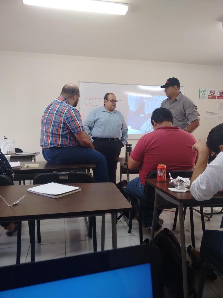 Dads1994's tweet photo. @betopolar  @IUV_Universidad  #trabajoenequipoIUV #equipoitaluz después de desayunar :) 😁😁😎 https://t.co/sxxooaeW2g