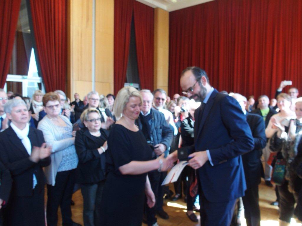SeydouTraoreLH's tweet photo. @EPhilippe_LH Député Maire @LH_LeHavre remet la Médaille du Mérite Social à Stéphanie Audebert Présidente @ASPERGERFAMILY1 Merci https://t.co/TJcO4j7NOA