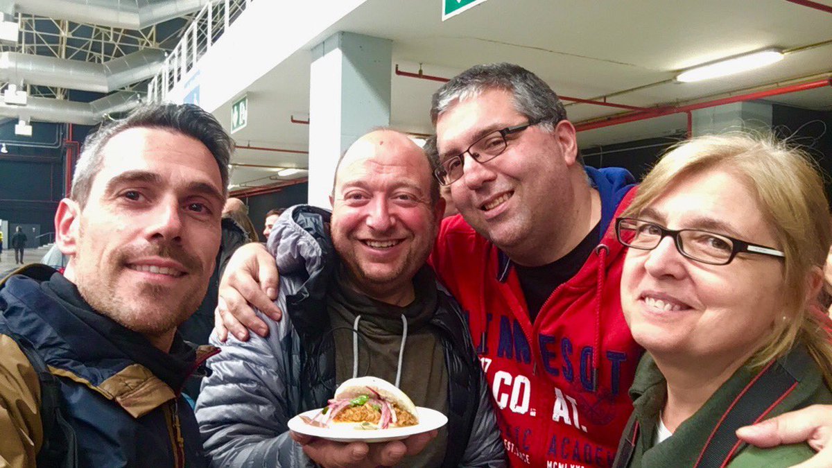 flavorcook's tweet photo. Disfrutando del @BcnBeerFest #BBF17 y de la final del concurso #QuintoTapaLH @AGTBaix #PhotoBeer&QuintoTapa #LHmola 🍺🍻🥄🍴😃😃👏🏻👏🏻 https://t.co/6ewaKolANF