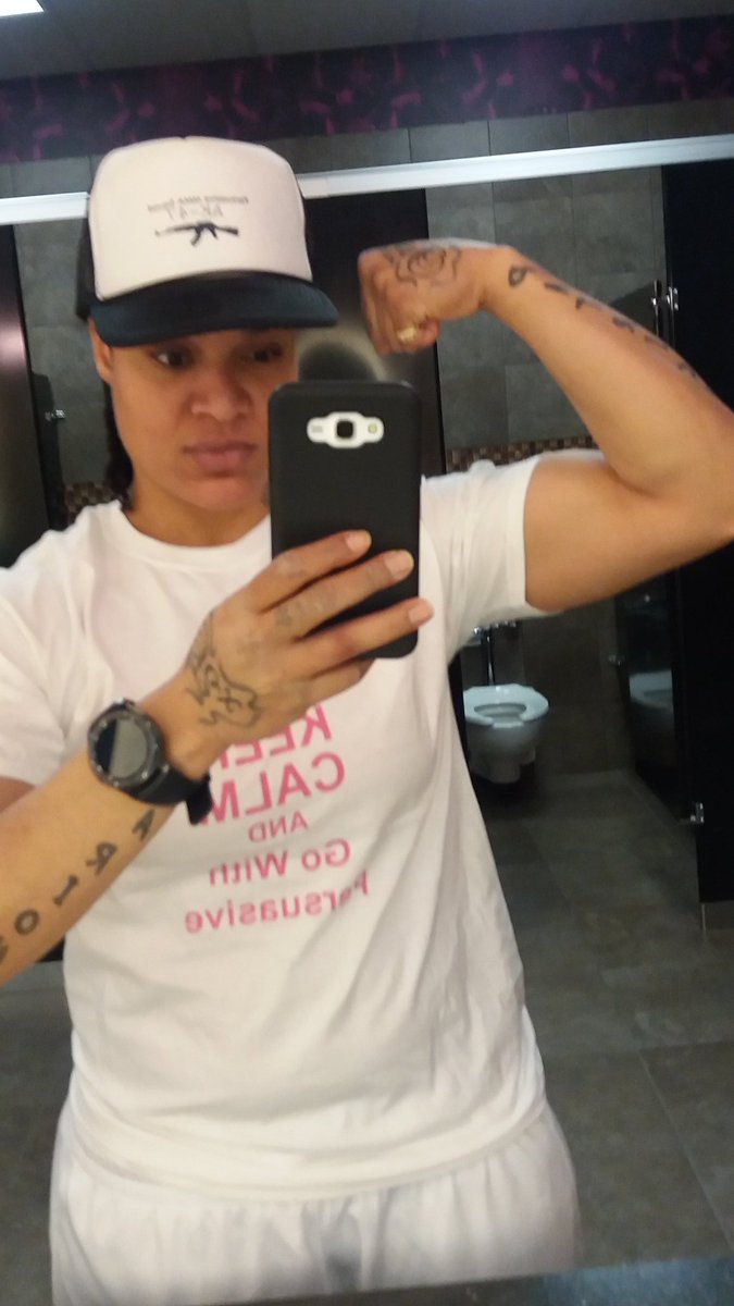 1HEADBUSTA's tweet photo. They think they can fight til they get hit in the face with the Queen of @PERMMA100 fighting!!! #Dosumthin #Didntthinkso💪💪💪🤓🤓🤓 https://t.co/8VazODmgM1