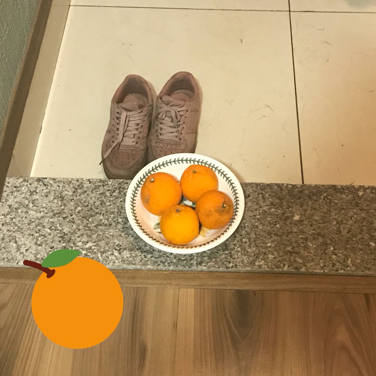 junhoe_world's tweet photo. お迎えきてくれた車の中で、チェジュのみかんが食べたいって言うたら、コンビニ買い物いってる間に玄関に置いててくれはった~🍊🍊
優しいすぎるじなんちゃんオンマ😂 https://t.co/ESmTtlDBv2