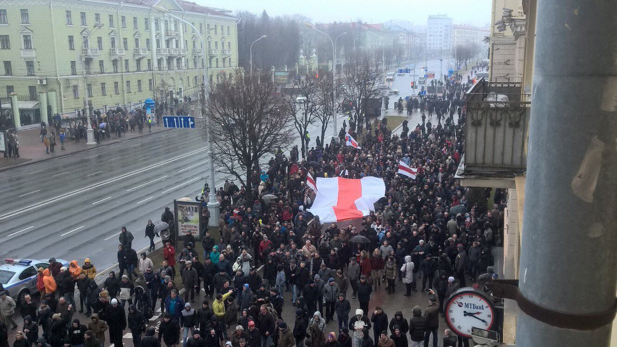 россия против украины. мариуполь на русском языке с солдатом. сегодня це. сегодня це. митинги против войны с украиной.