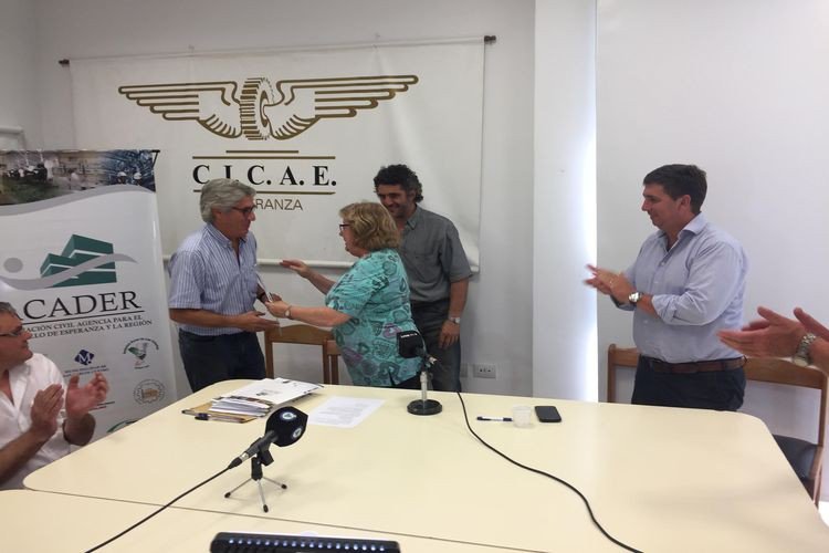 CronLasColonias's tweet photo. #ACADER #Creditos #Esperanza #Metalurgicos ACADER entregó aportes a emprendedores de Esperanza
https://t.co/bgMVkPLMsp https://t.co/et3ffRx7Fh