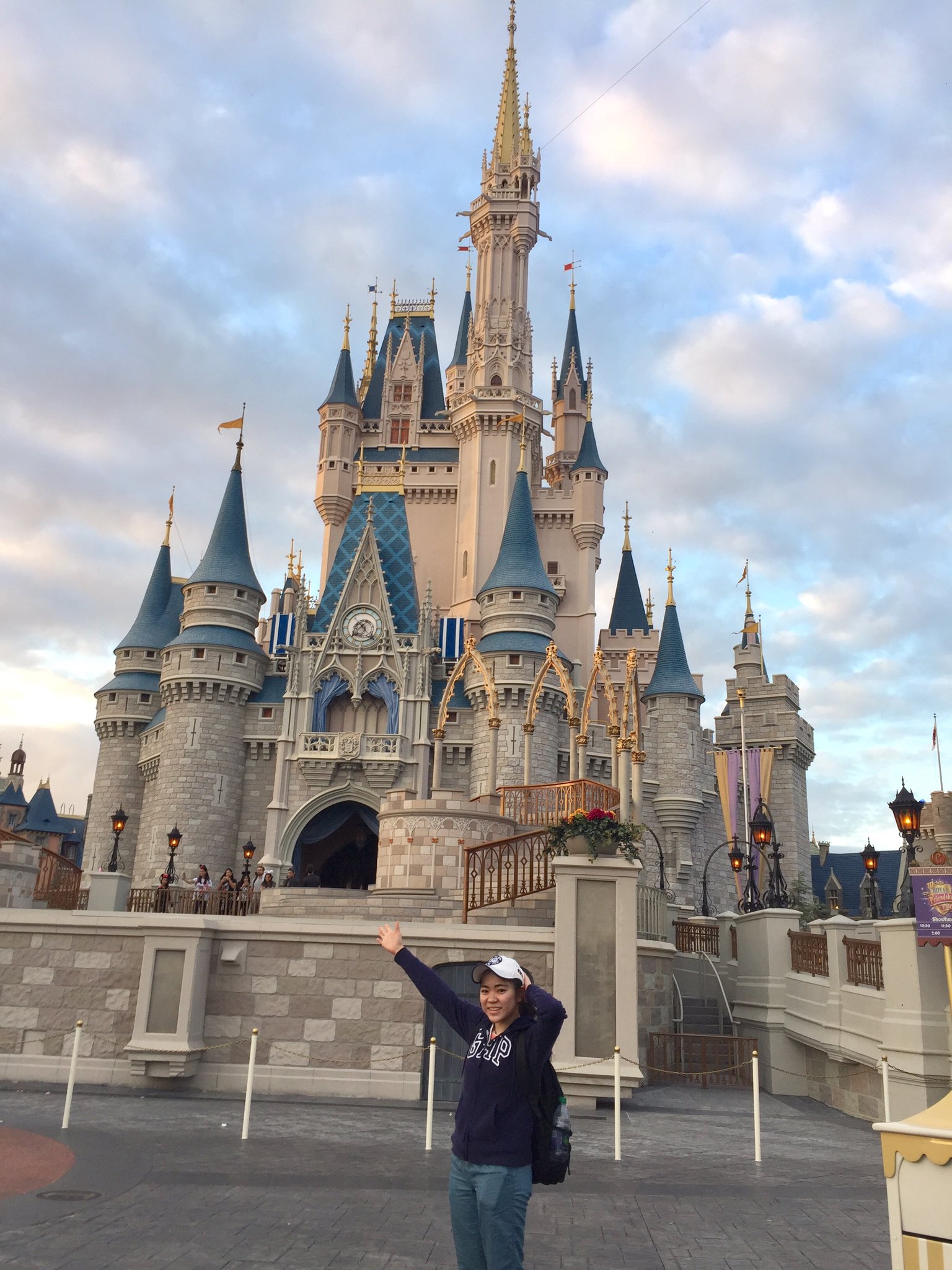 Urara アメリカのディズニーにもトイレの洗面台鏡 無いんださすが 夢の国の徹底ぶり と思ったら出口のとこに思いっきりでかい全身鏡あった ˆoˆ 爆笑 あとマジックキングダムは98 Tdlと同じです アトラクションも雰囲気も笑なので昨日はtdlにいる