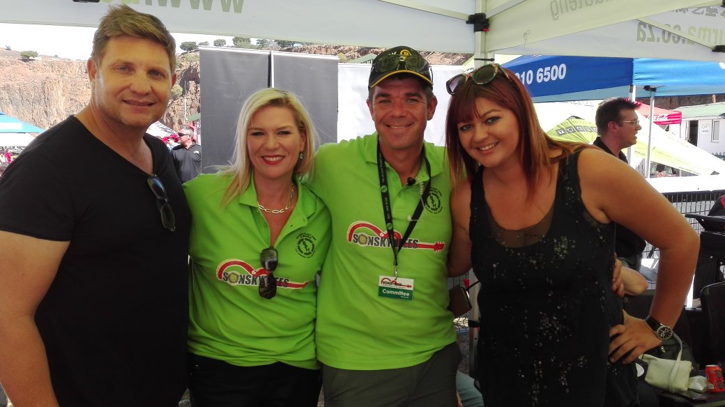 No baie kuier by <a href="/sonskynfees/">Sonskynfees</a> _ kaartjies by die hek! <a href="/KurtOfficial/">Kurt Darren</a> <a href="/amoresangeres/">Amoré Rudman</a> <a href="/BokRadio/">Bok Radio 98.9fm</a> <a href="/Rossouw_Niel/">Niel Rossouw</a> <a href="/spb11181/">sunel beeselaar</a> <a href="/SACelebTweets/">𝘚𝘈 𝘊𝘦𝘭𝘦𝘣𝘳𝘪𝘵𝘺 & 𝘓𝘪𝘧𝘦𝘴𝘵𝘺𝘭𝘦</a>