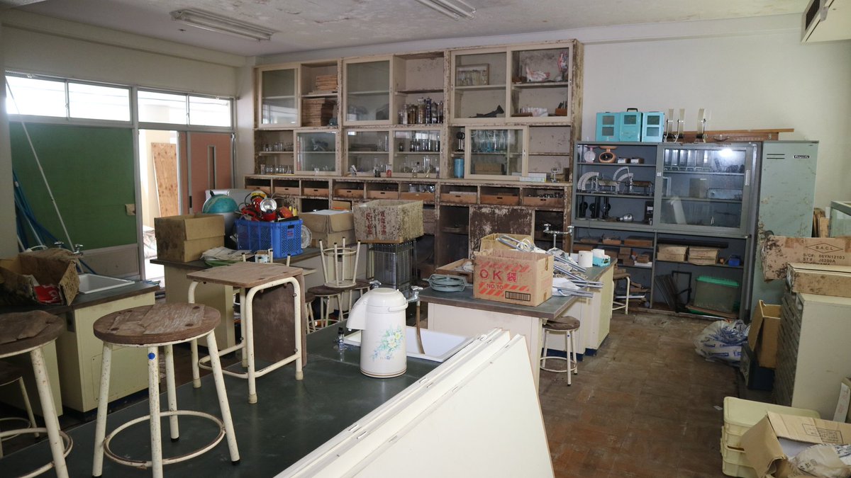 コレクター必見。旧小学校の理科室にあった物譲ってもらいました