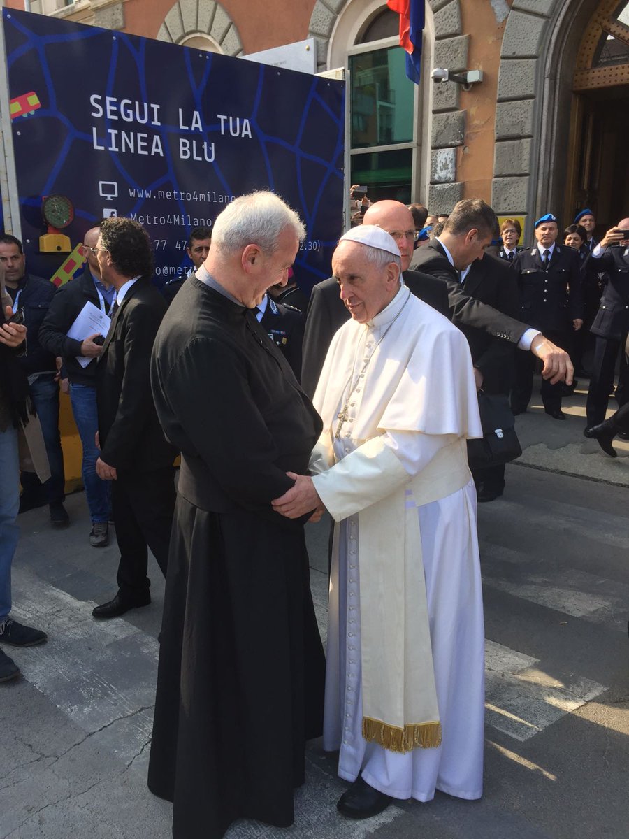 papamilano2017's tweet photo. Il saluto al Cappellano, il Papa sta lasciando San Vittore - #PapaMilano2017 https://t.co/bZ8Dr4Z8iX