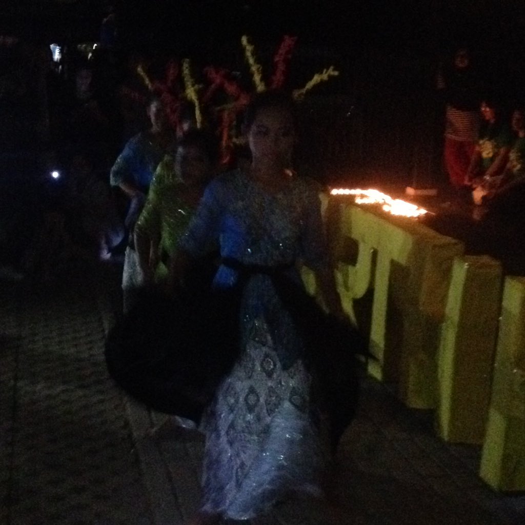 LSPR_4C's tweet photo. Penampilan tari tradisional dari anak - anak rusun petamburan #ClimateChange #lspr4cearthhour #switchoff https://t.co/v4D2LSVUCR