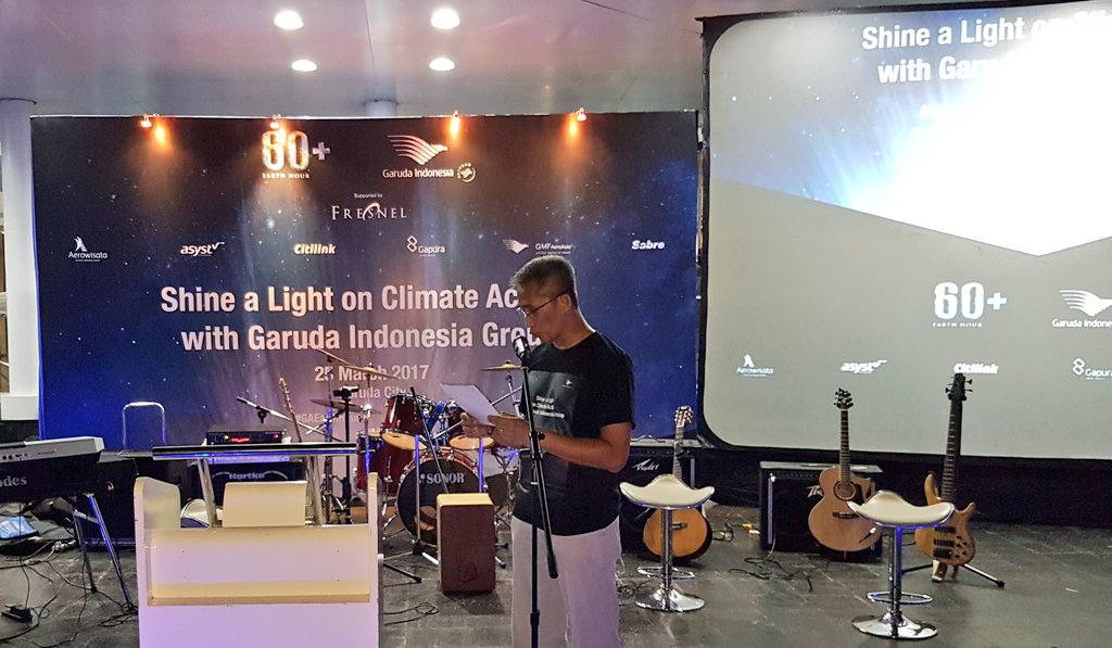 IndonesiaGaruda's tweet photo. Before we begin the @EarthHour, Capt. Dodi Darmawan gives opening speech at Garuda City Center. #GAEarthHour #iniAksiku https://t.co/MikZR3A2nR