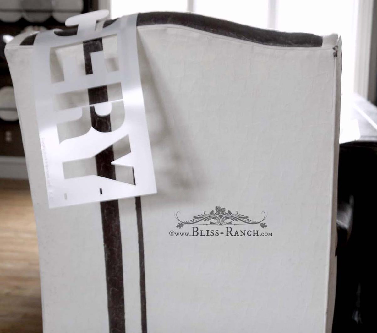 Old Sign Stencils + Fusion Mineral Paint = Subway Art Dining Chairs. bliss-ranch.com/2017/03/dining…