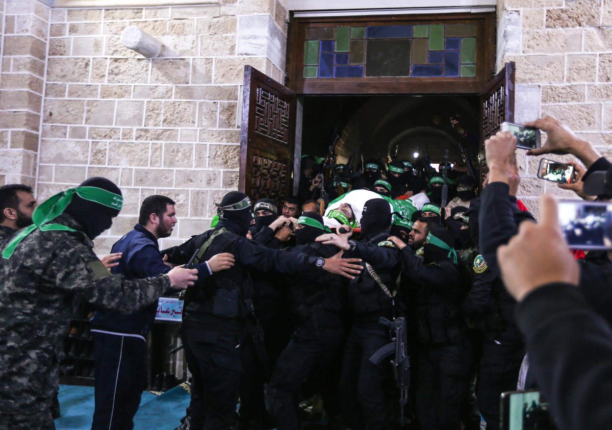 آلاف الفلسطينيين في قطاع #غزة يشيعيون جثمان #مازن_فقهاء