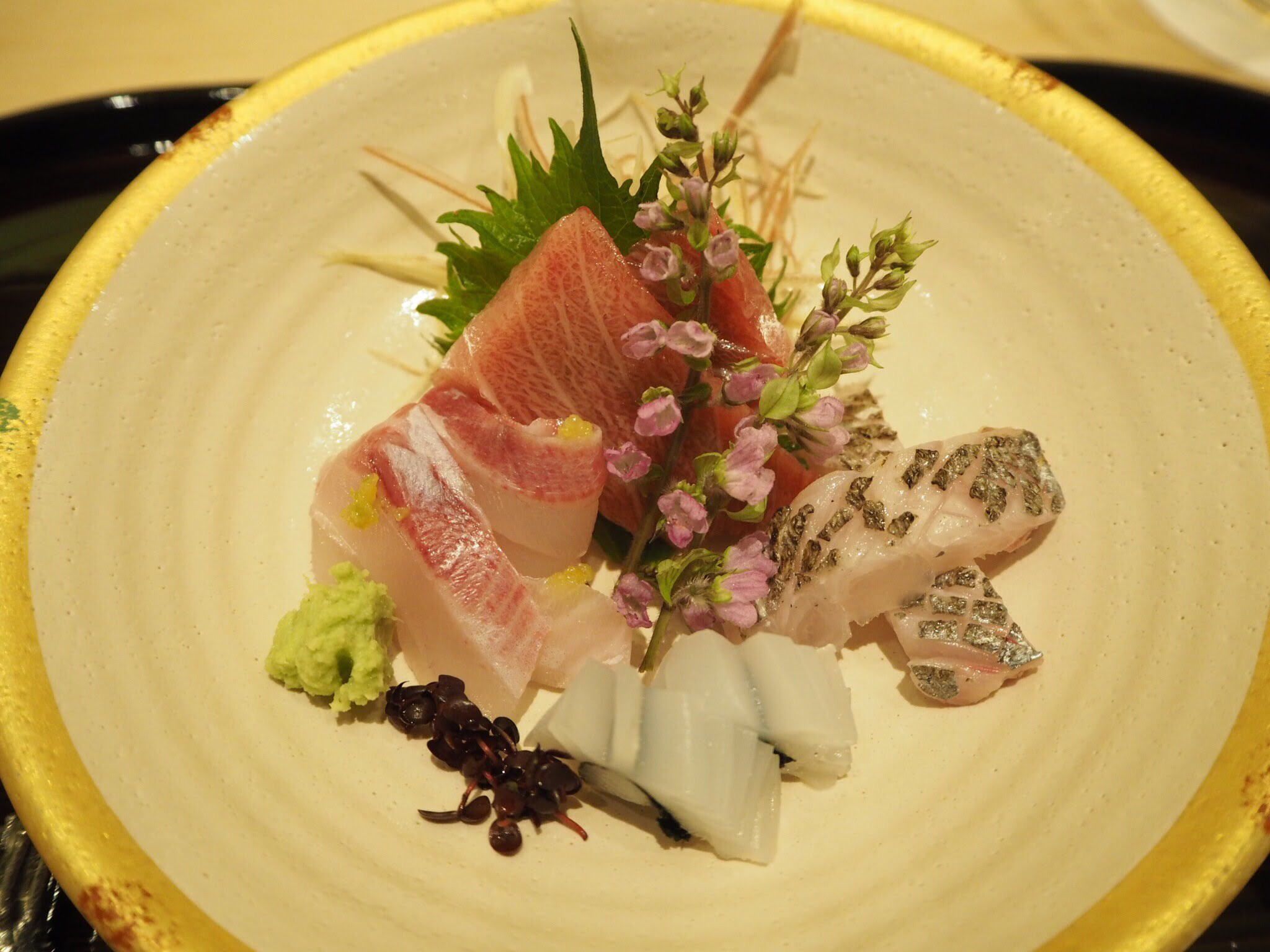 Sumika Shimomura A Twitteren 日本平ホテルのお寿司屋さんは静岡県内の港で揚がったネタが食べれます 本当に美味しいものばかり 写真のお刺身は全部地物 鯛 中トロ 太刀魚 イカ 盛り付けも一流です T Co Tzqqnfnxov たびねす お寿司 鮨 日本平