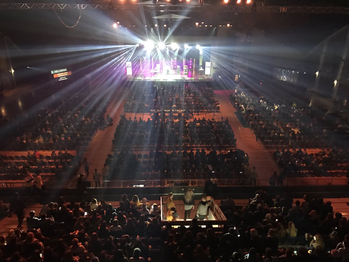 Söngkeppnin er hafin og við erum LIVE á <a href="/RUVohf/">RÚV</a> 🎶🎶 #samfest17