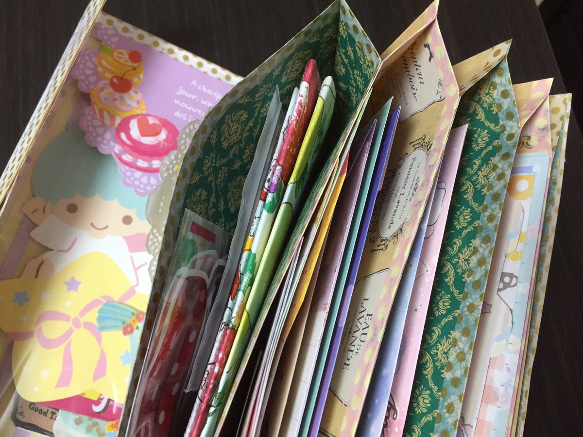 QniQ1's tweet photo. @xoxo_sweet_love 様からお裾分けファイルとポケットレターが届き��した😊⭐お待たせしてしまいすみませんでした💦
どれも可愛いです😭✨
しばらくこのままで眺めさせてもらいます✨
ファイルもずっしり紙モノを詰めてくださっていて嬉しいです😆🌸

ありがとうございました🍀 https://t.co/6TgqMahk2i