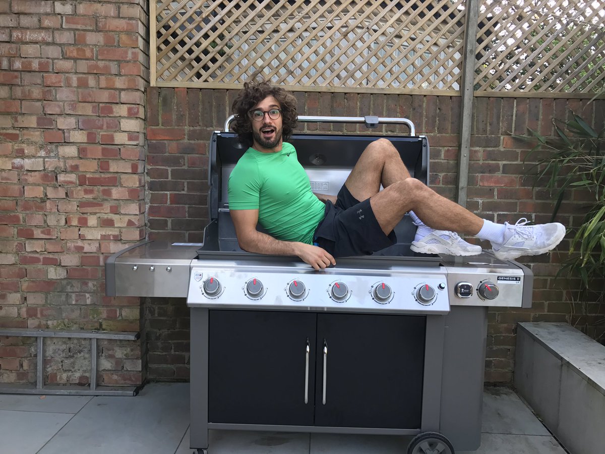 thebodycoach's tweet photo. Look at the size of my new BBQ 🙈 @Weberbarbecues #webergril https://t.co/uIPspbcrhR
