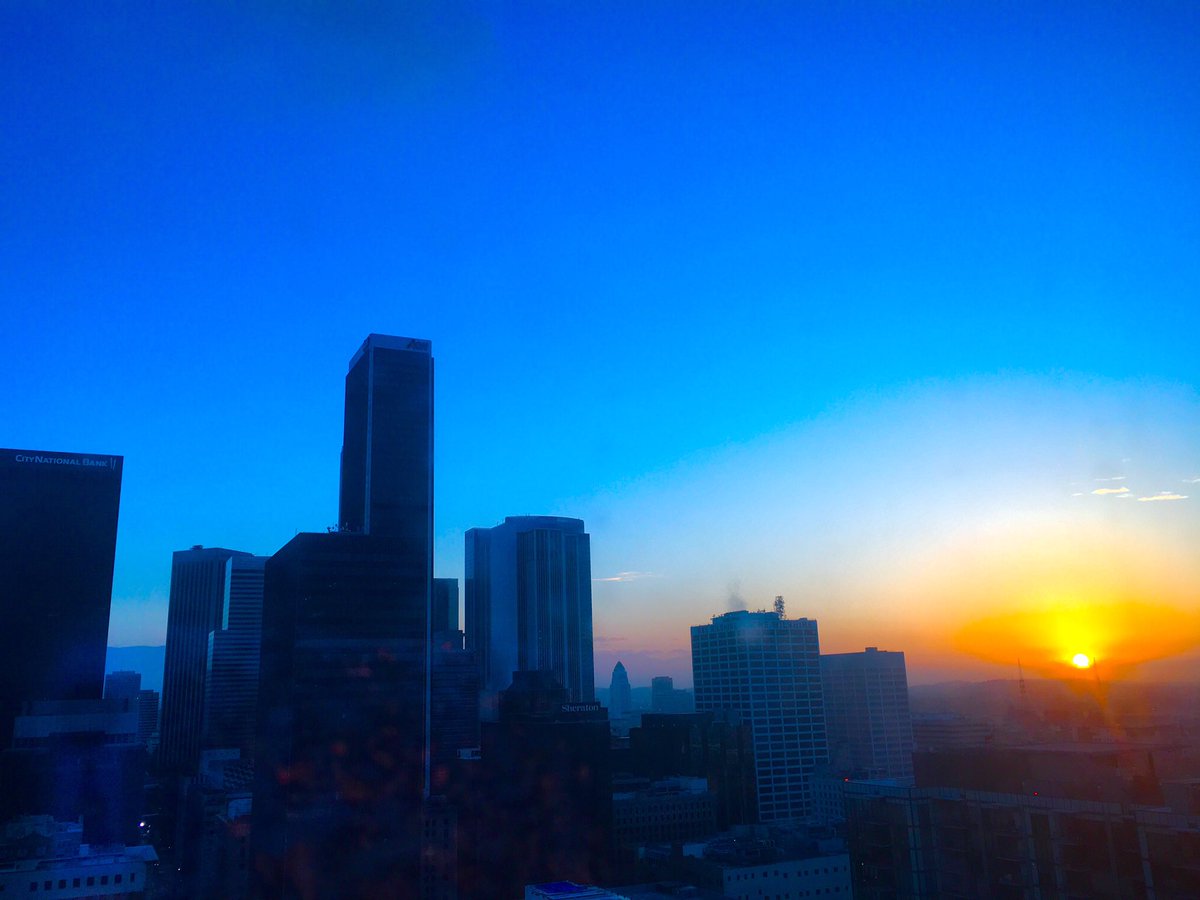 junesaruwatari's tweet photo. Happy Saturday! Expect miracles! #glorious #sunrise #dtla #inspiration https://t.co/dh6RXcYT0U