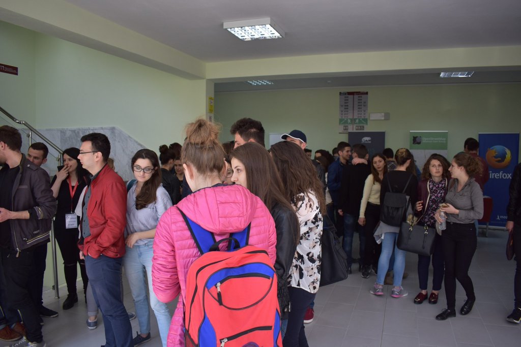 SidkiTn's tweet photo. RT #fedora Full crowd of students, industry professionals, and more at #LinuxWeekend17 rea… https://t.co/WoVqSgUaal https://t.co/RAMt63ekBI