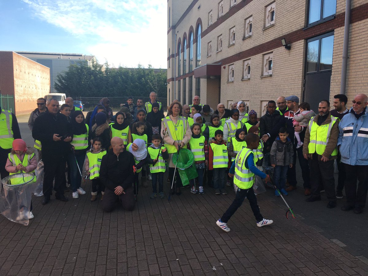 VanBijsterveldt's tweet photo. Vanochtend samen met de enthousiaste kinderen van de Marokkaanse Vereniging actie Landelijke Opschoondag gestart in Voorhof #mooischoon https://t.co/ZJYdiOmaRd