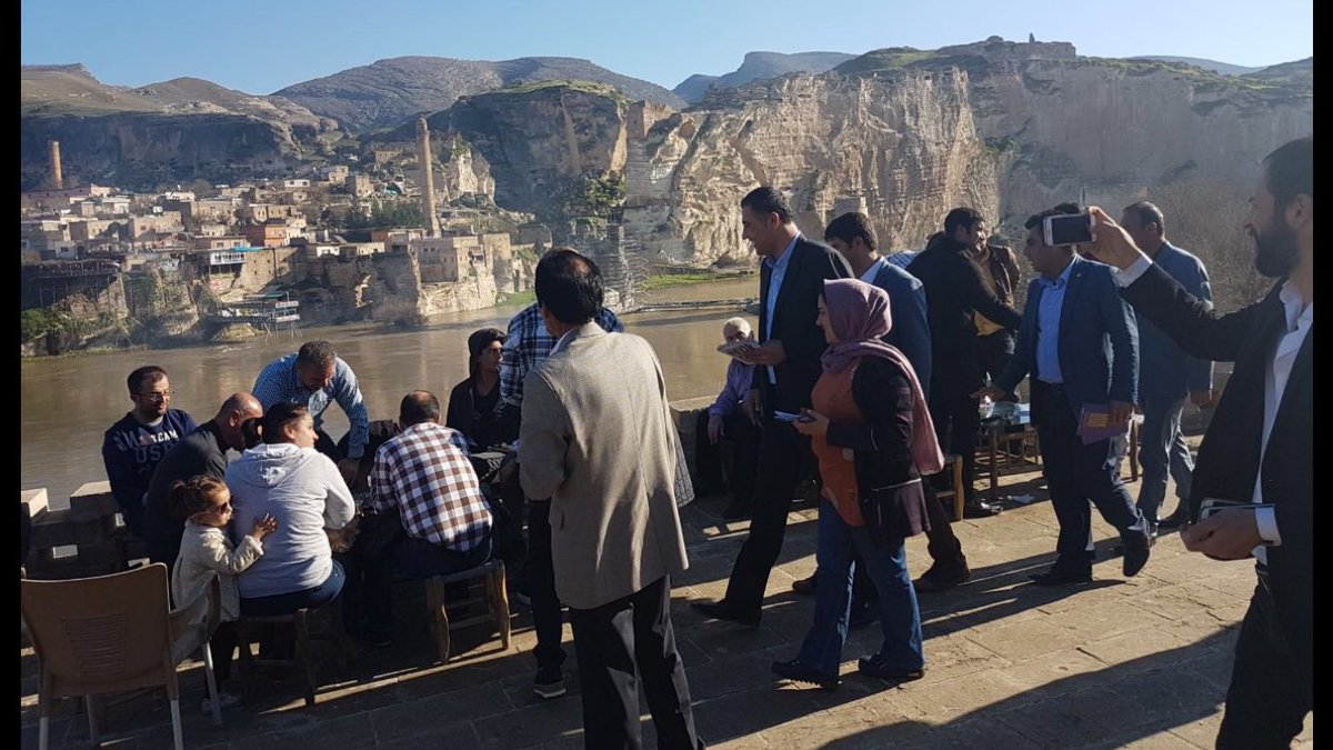 sabri_ozdemir1's tweet photo. Hasankeyfteki halkımızın mesajı..11bin yıllık tarihi Hasankeyfi sulara gömen zihniyeti 16 Nisa'nda bizde sandığa gömecez..Na. Na. Na. https://t.co/MsTRBGAXUf