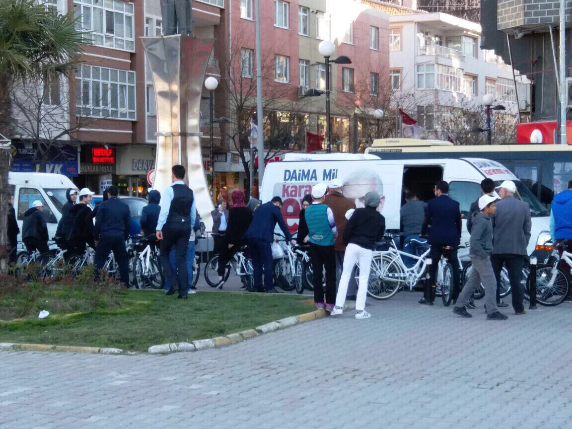 turkozu1923's tweet photo. #sokaktahayırvar
An itibariyle #EVET kampanyasında Avcılar'da bisiklet dağıtıyorlar
Devlet'in mali deniz tabii😡😡😡 https://t.co/qlKFAwwvem