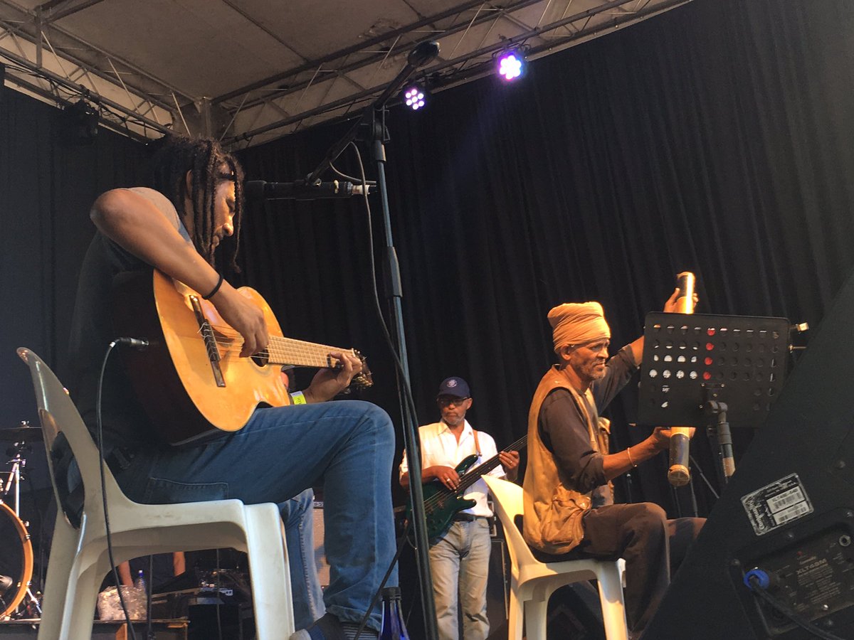 "Vat my saam" - <a href="/lesjavan/">Leslie Javan</a> op die #ATKVoesfees verhoog. Dis 'n lieflike middag in die Boland. <a href="/solms_delta/">Solms Delta</a> <a href="/ATKVSA/">ATKV</a> #musiek #kultuur #Boland