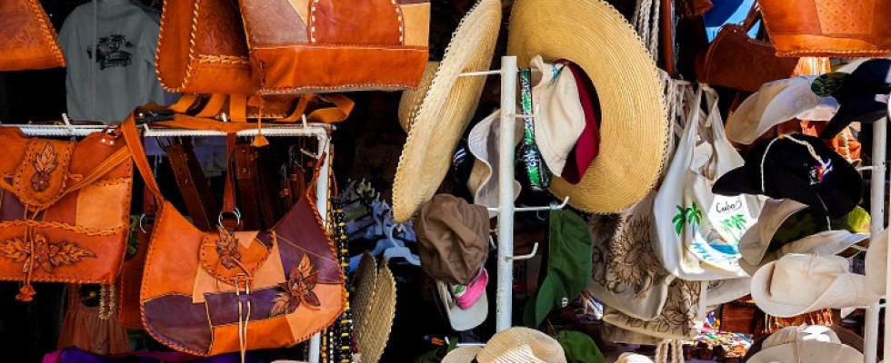 CaribbeanAndCo's tweet photo. 5 Caribbean Markets for exploration.  #LoveCaribbean #TravelCaribbean #CaribbeanMarkets #CaribbeanTravel https://t.co/mX1Ujy0oO6 https://t.co/1YffXZvV9o