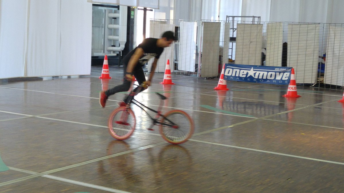 EngyCH's tweet photo. Instant flou #flatbmx (soit des figures de #bmx sur sol plat) en démonstration aujourd'hui et demain au #FestivalRoueLibre ! #rider https://t.co/pvGQisxEZi