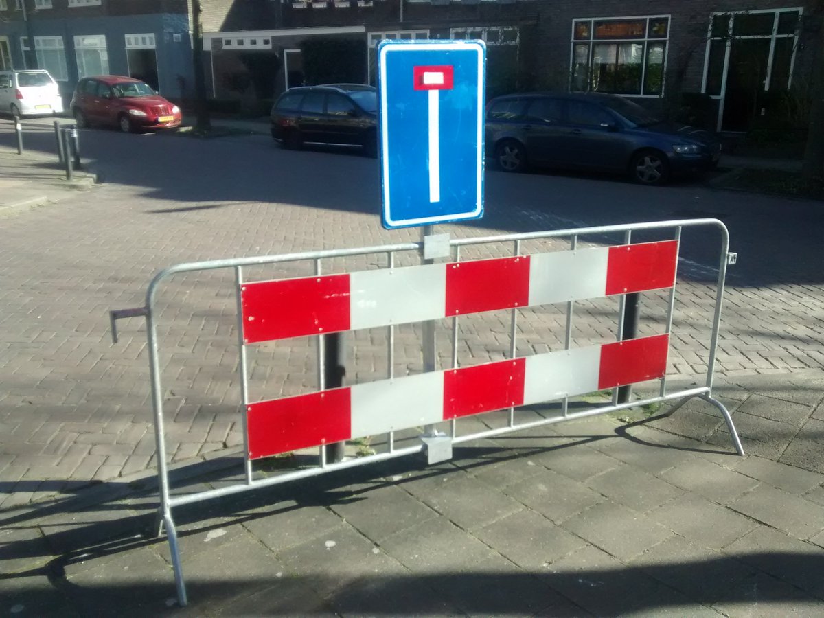 roflincopter's tweet photo. Wegafzetting met doodlopendestraatbord, overgebleven van de Stevensloop, van een oud vrouwtje geweest, in prima staat, altijd buiten gestaan https://t.co/SM1eggLn8x