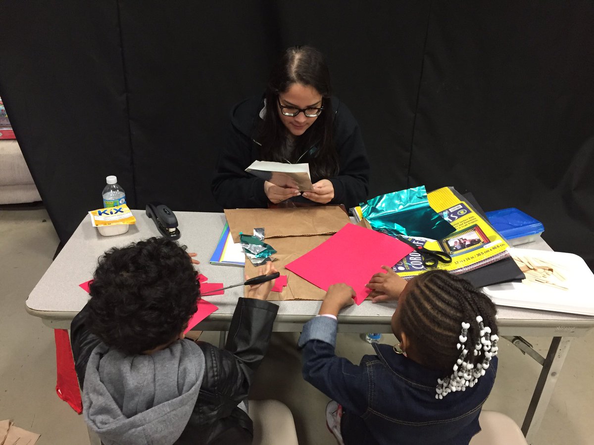 Zone126Queens's tweet photo. #CS111 Community School Director #ClaudiaEsteva does Arts & Crafts with the little ones at #Zone126C2C https://t.co/gDlOMz8RZF