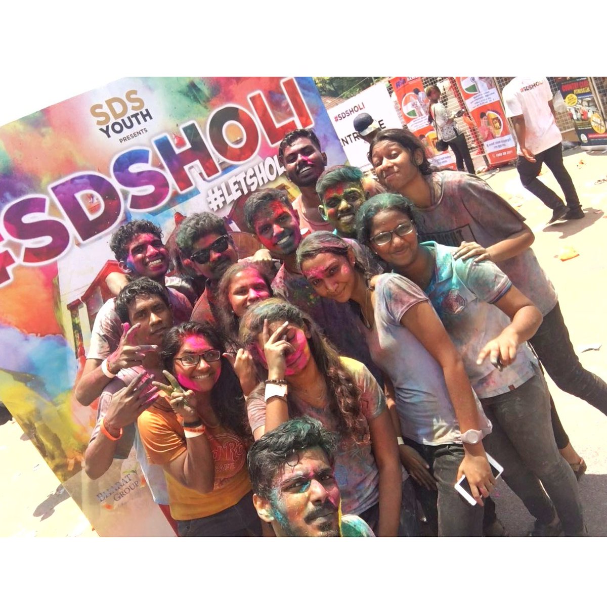 kavishchan's tweet photo. Lit under the scorching sun. #sdsholi2017 #letsholilah https://t.co/rkrv0t5F9l